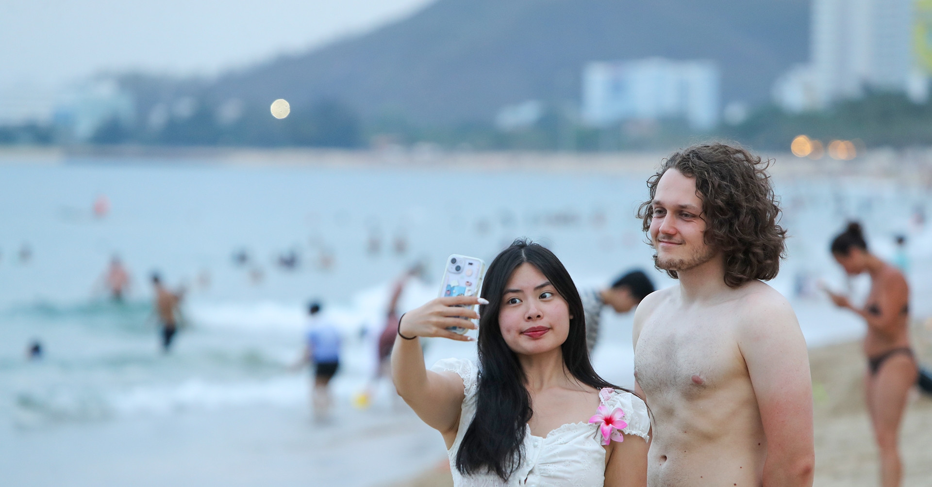 Bãi biển Nha Trang đông khách du lịch nước ngoài đến tắm giải nhiệt bai bien nha trang dong khach du lich nuoc ngoai den tam giai nhiet 1913.jpg