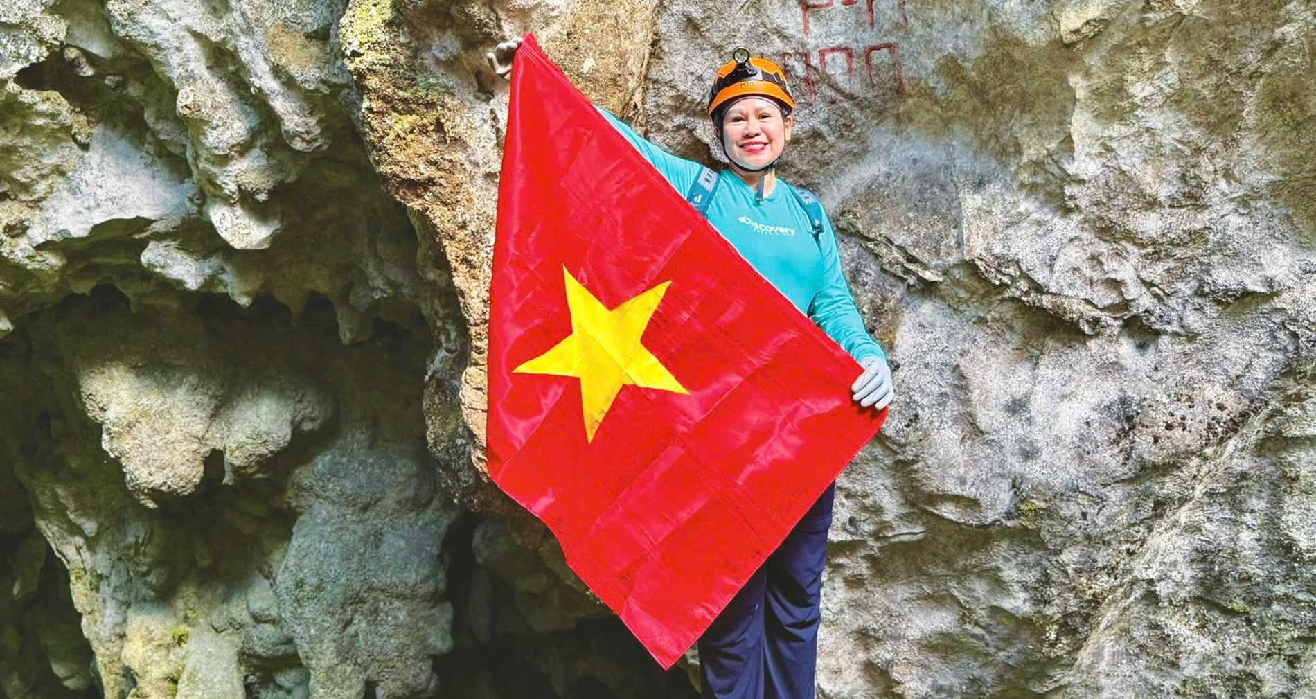 nu du khach ha noi mang co to quoc chinh phuc hang son doong xuc dong tot cung 1381.jpg