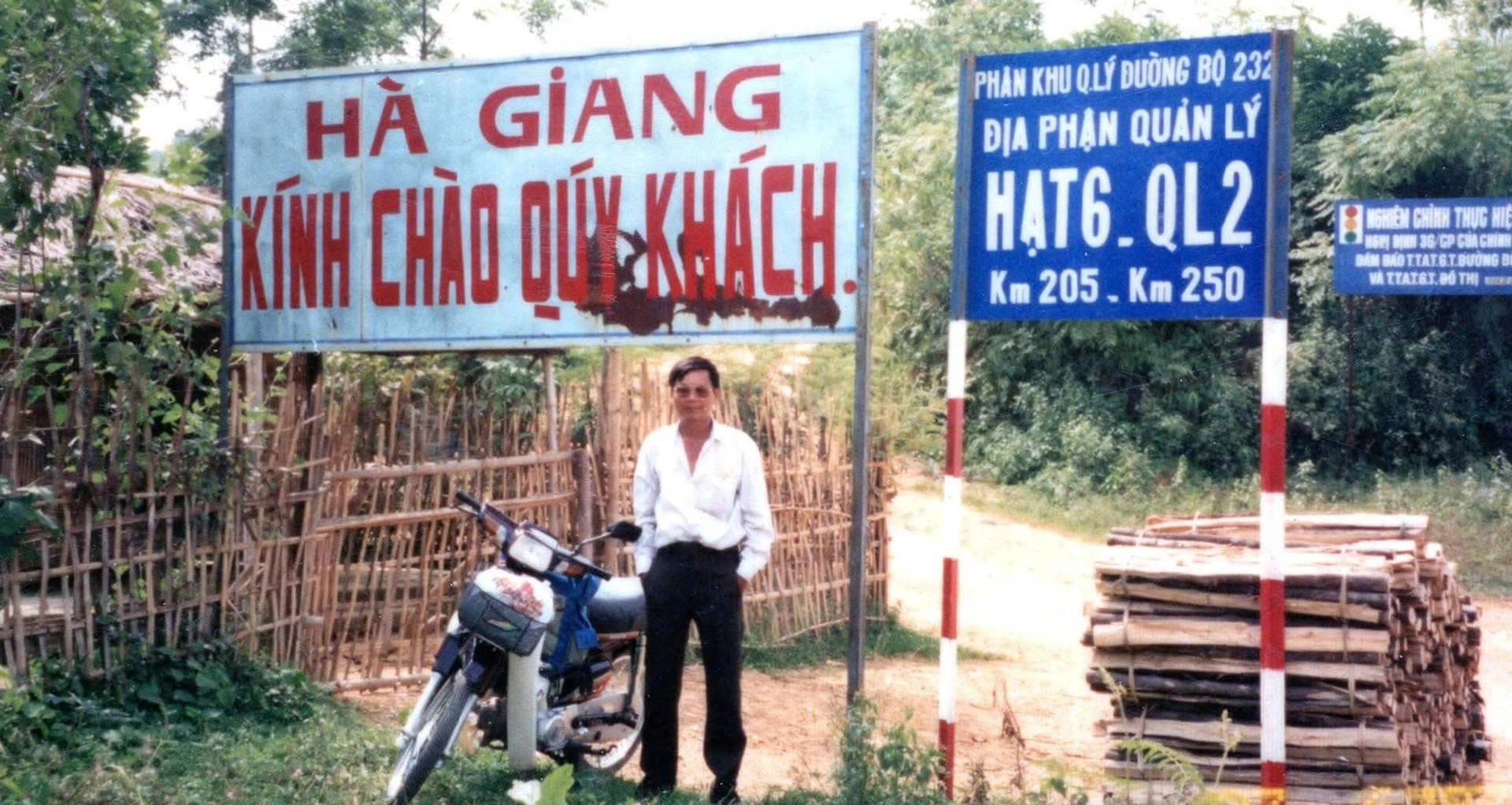 Phượt thủ đời đầu lái xe máy 6 cây vàng đi du lịch, có loạt ảnh gây sốt mạng phuot thu doi dau lai xe may 6 cay vang di du lich co loat anh gay sot mang 954.jpg