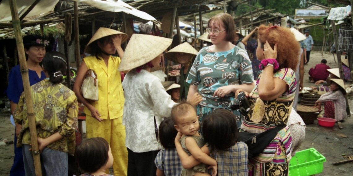 Chuyến xuyên Việt gần 30 năm trước của nữ du khách Anh 08localmarketlindainblueroadto 8494 9382 1755679472.jpg