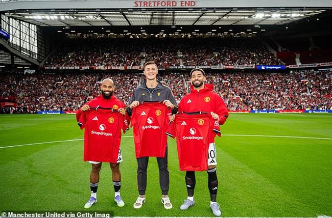 4 cầu thủ MU xuất hiện trong đội hình kết hợp với Man City 3 1109185004.png
