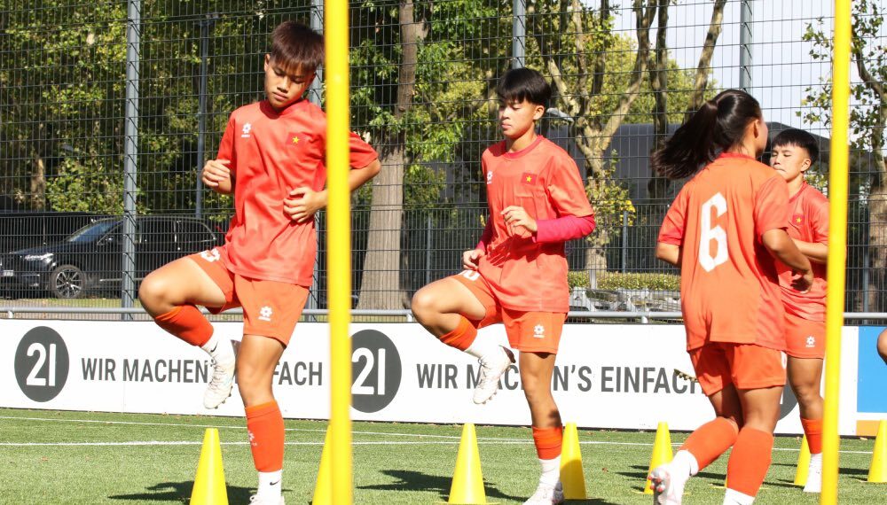 U17 nữ Việt Nam bắt đầu tập huấn tại Dortmund, sẵn sàng học hỏi bóng đá Đức 545360753 1110265687974010 3447019081916200607 n 1109111522.jpg