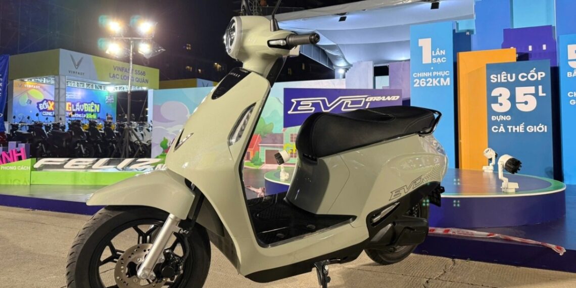 Ảnh thực tế xe máy điện đi tới 262 km/lần sạc, giá 18-26 triệu đồng anh thuc te cua vinfast evo grand anh1 cropped 1753505155298.jpg