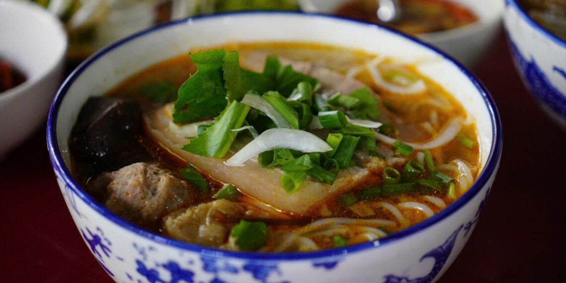 6 quán bún bò nên thử khi đến Huế b6b801b581c837966ed9 175186699 4835 8663 1751867678.jpg