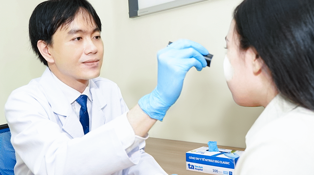 Da nhạy cảm nên dưỡng ẩm thế nào? ba c si thie n kha m da 1 1756 6553 5020 1756269876.png