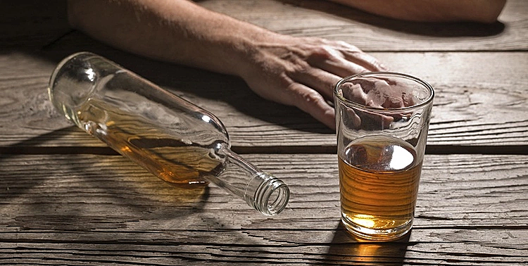 Vì sao có người uống nửa chén rượu đã 'gục'? binge drinking 1731896123 9774 5484 4796 1758425108.png