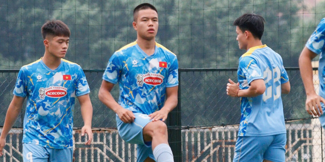 cau thu viet kieu tap sung o u23 viet nam cho ra san giai chau a 2325.jpg