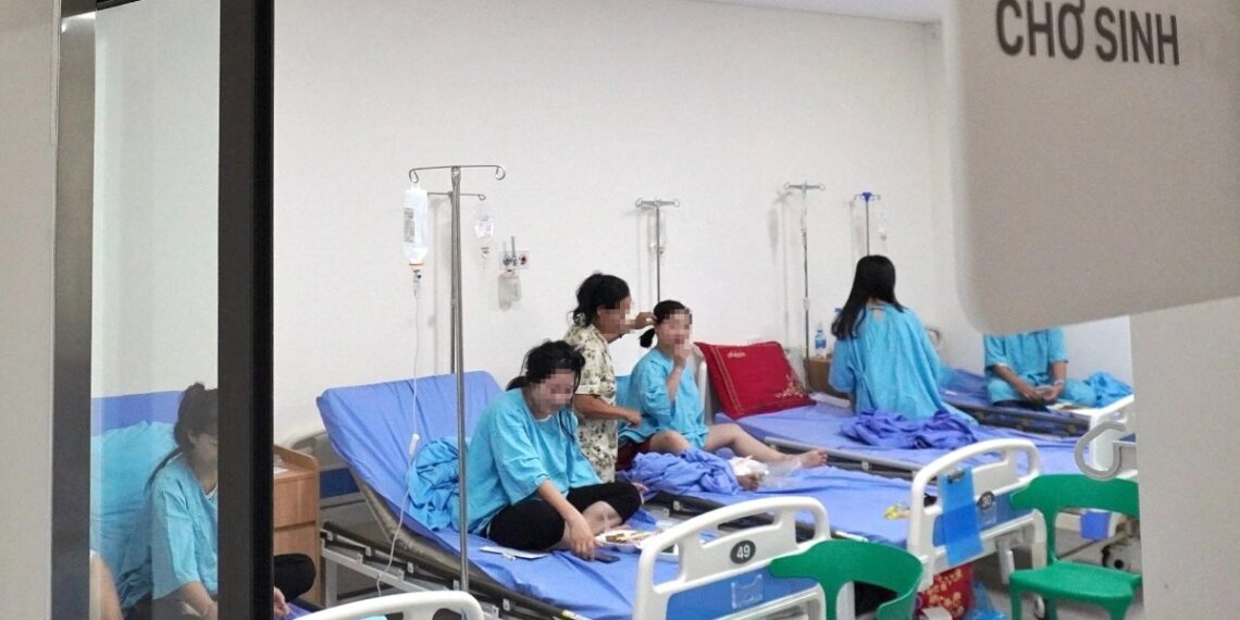 Vụ công nhân nghi ngộ độc sau bữa ăn: Thêm 19 người nhập viện cong nhan ngo doc crop 1715823170593.jpeg