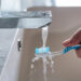 7 điều nữ du khách Mỹ nhất định hỏi trước khi đến nơi mới conserve water while brushing 6456 8847 1749886642.jpg