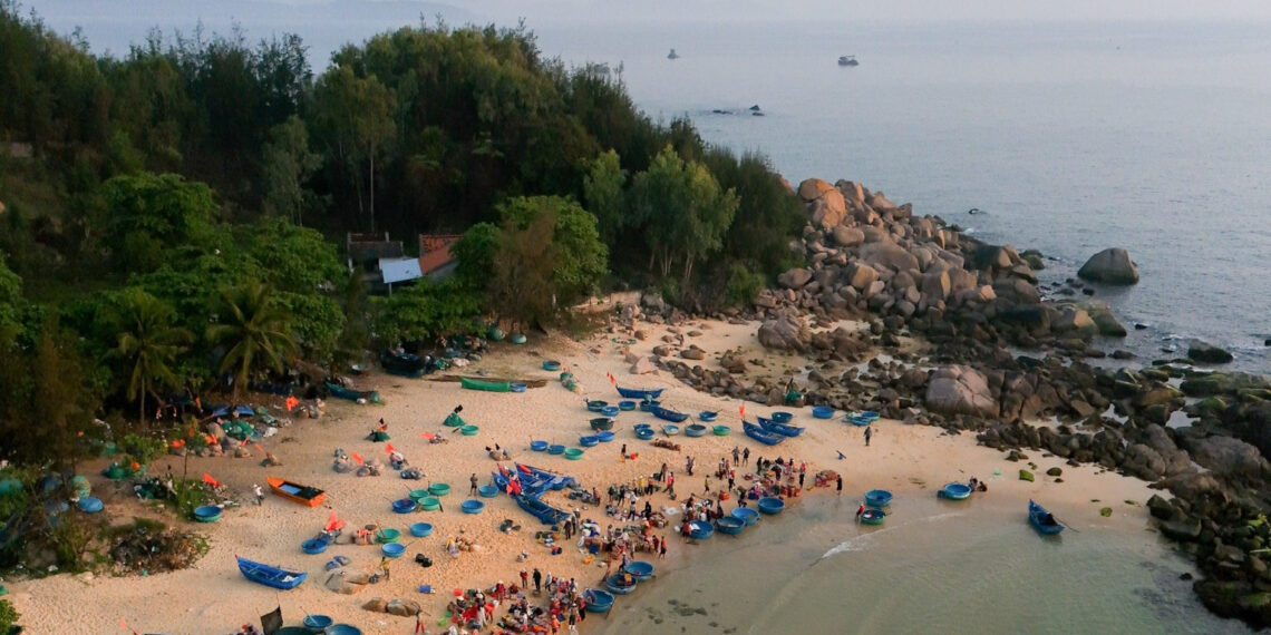 Đến làng chài triệu view, khách ngỡ ngàng vì bánh xèo 3 nghìn, hải sản siêu rẻ den lang chai trieu view khach ngo ngang vi banh xeo 3 nghin hai san sieu re 1629.jpg