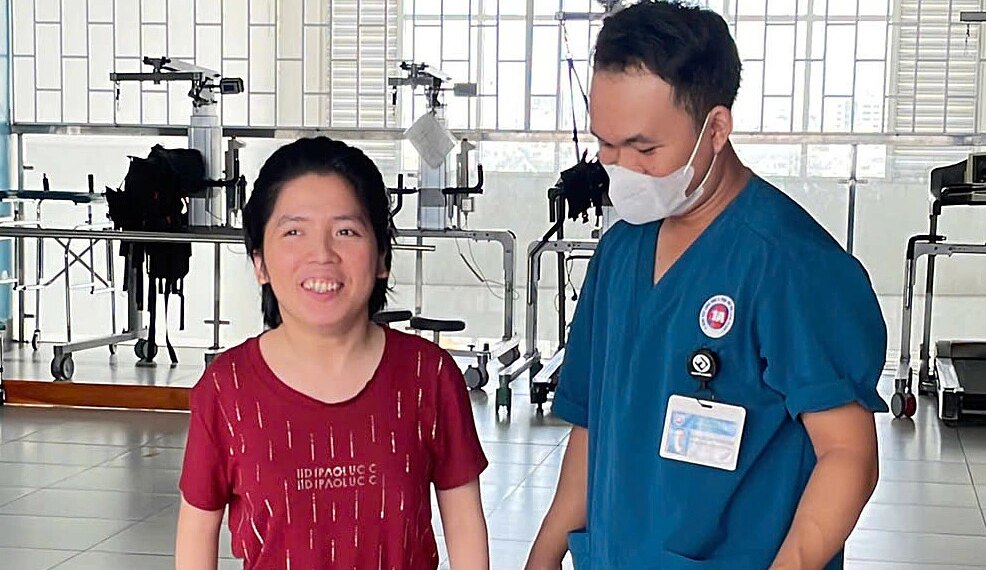 Cô gái bước đi sau hơn 15 năm ngồi một chỗ di la i sau cha n thu o ng tuy 4314 2917 1758867152.jpg