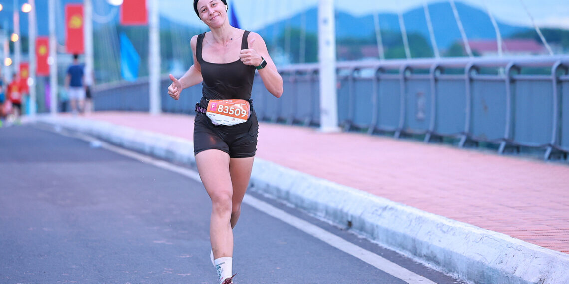 Du khách Nga chạy giải marathon để thể hiện tình yêu với Nha Trang gers7023 jpg 1756205665 175620 2978 7430 1756206360.jpg