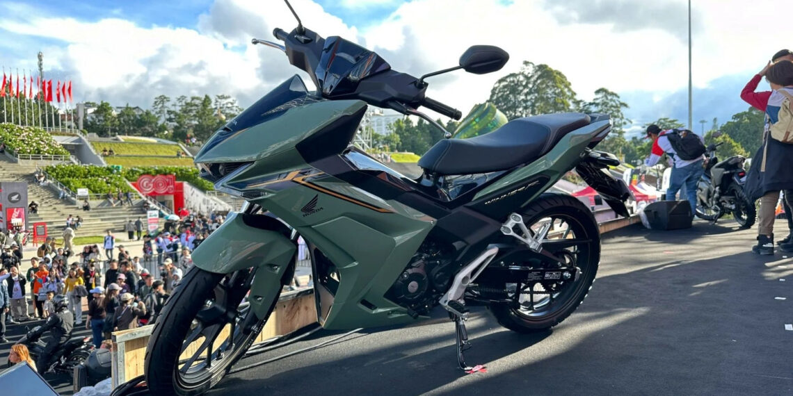 Giá rẻ hơn Yamaha Exciter 155 VVA, xe máy Honda Winner R 2025 có đáng mua? gia re hon yamaha exciter 155 vva xe may honda winner r 2025 co dang mua 482.jpg