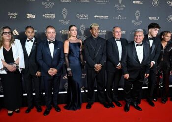 hansi flick khong thich du gala qua bong vang.jpg