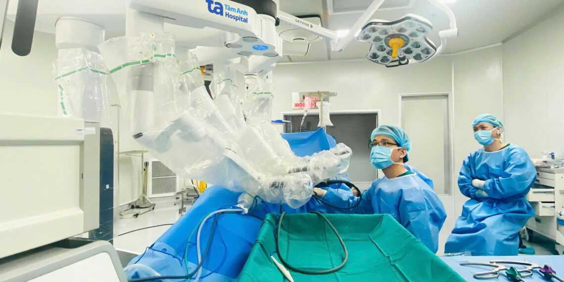 Robot phẫu thuật cắt khối u ở bụng bệnh nhân hinh 2 1758012988 1758013013 4999 1758013040.jpg