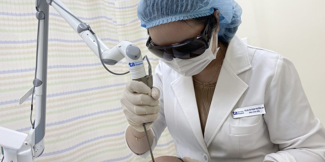 Vì sao sau phun chân mày chuyển màu xanh, xám? hinh bac si an ban laser pico 2377 2344 1752895963.jpg
