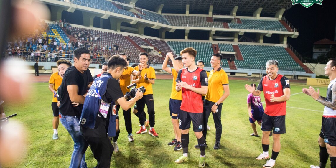 hoang duc hat nhan thang hoa cua ninh binh tren hanh trinh chinh phuc dinh cao vleague.jpg