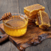 Uống mật ong pha nước nóng có gây hại? honey and honeycomb slice 5vct 9346 5145 1756868200.png