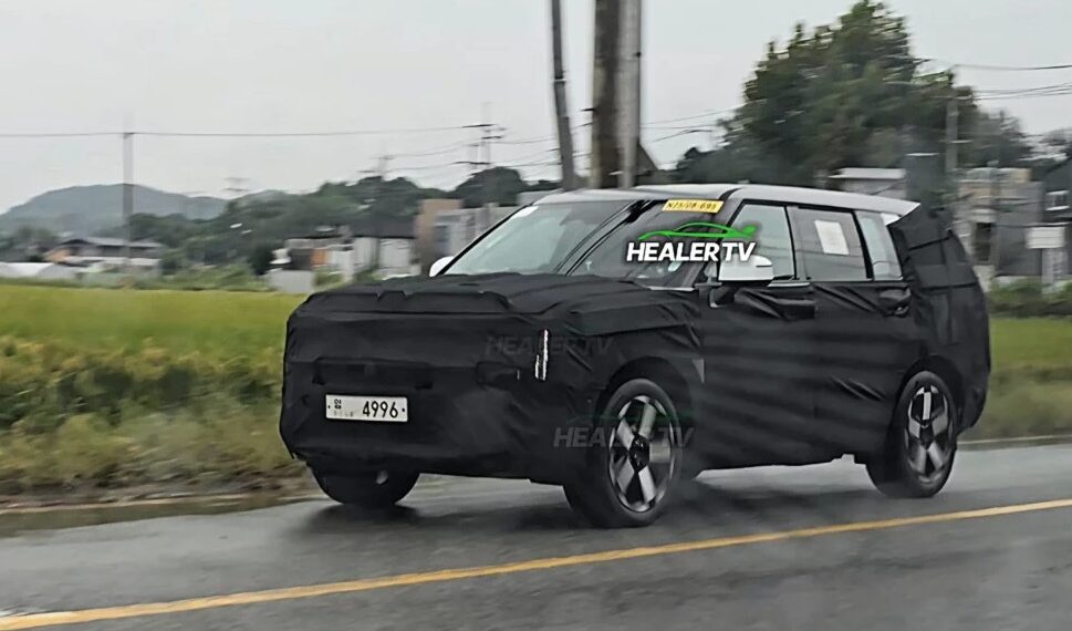 Hyundai Santa Fe 2027 facelift lộ diện trên đường thử: Thay đổi mạnh mẽ về thiết kế và hộp số hyundai santa fe 2027 jpg.12670.jpeg