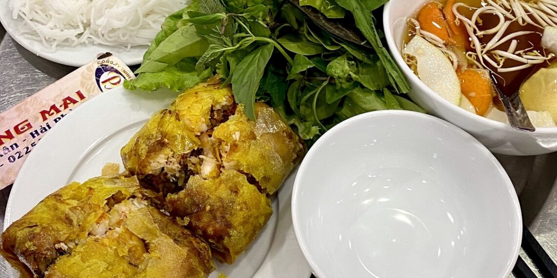 Quán nem cua bể, bánh mì cay lâu đời ở Hải Phòng img 1287 jpg 1670323726 3328 1670323769.jpg