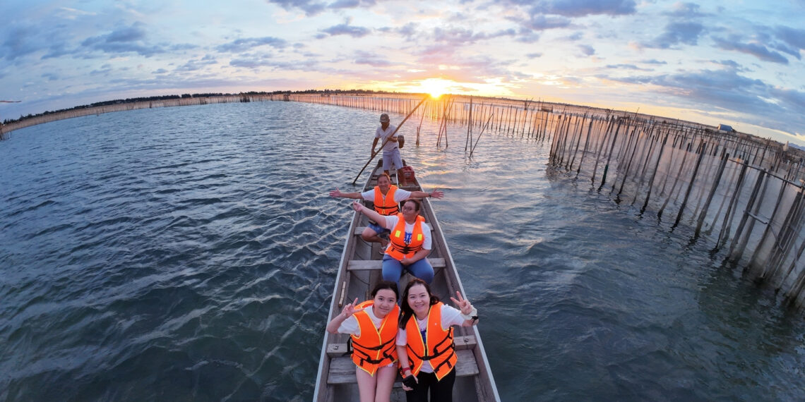 khach keo luoi dap bun bat hai san nuong thom nuc giua dam nuoc lo mien trung 1683.jpg