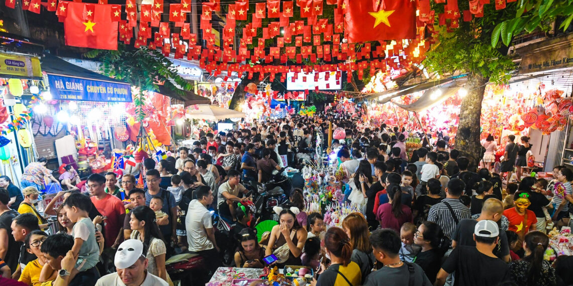 Khách Tây thích thú giữa dòng người ken đặc ở chợ Trung thu Hà Nội khach tay thich thu giua dong nguoi ken dac o cho trung thu lon nhat ha noi 527.jpg