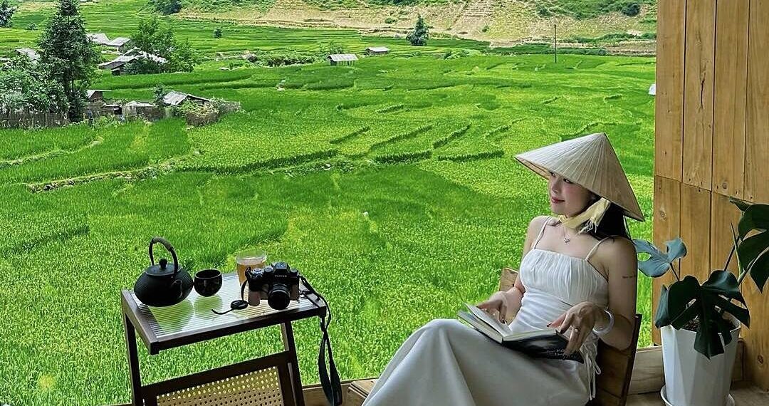 Uống cà phê ngắm lúa chín 'ngay trước mắt' ở Sa Pa la coffee 1758174120 175817510 7061 8814 1758175164.jpg