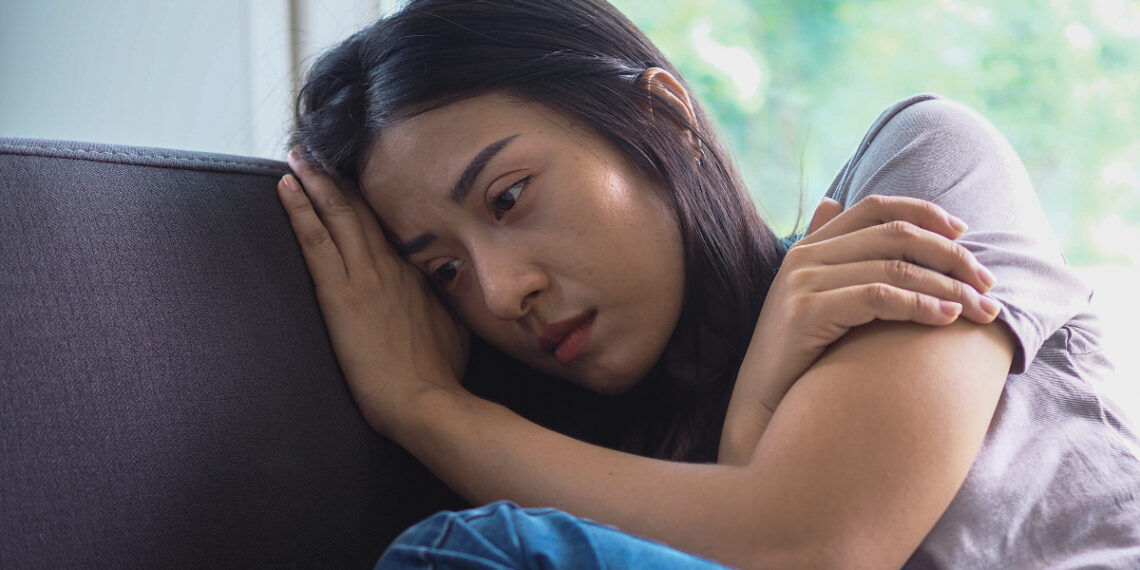 Vì sao suy nghĩ tiêu cực tăng nguy cơ mắc zona thần kinh? large vecteezy a sad girl sitt 8355 9405 1758382585.jpg