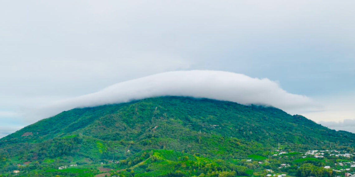 may hinh dia bay xuat hien tren noc nha dong nai nguoi dan tram tro ghi lai 1133.jpg