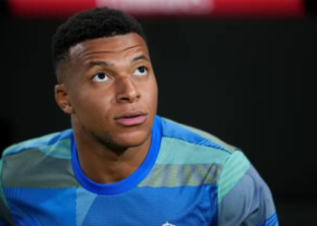 mbappe khong muon con minh theo nghiep bong da.png