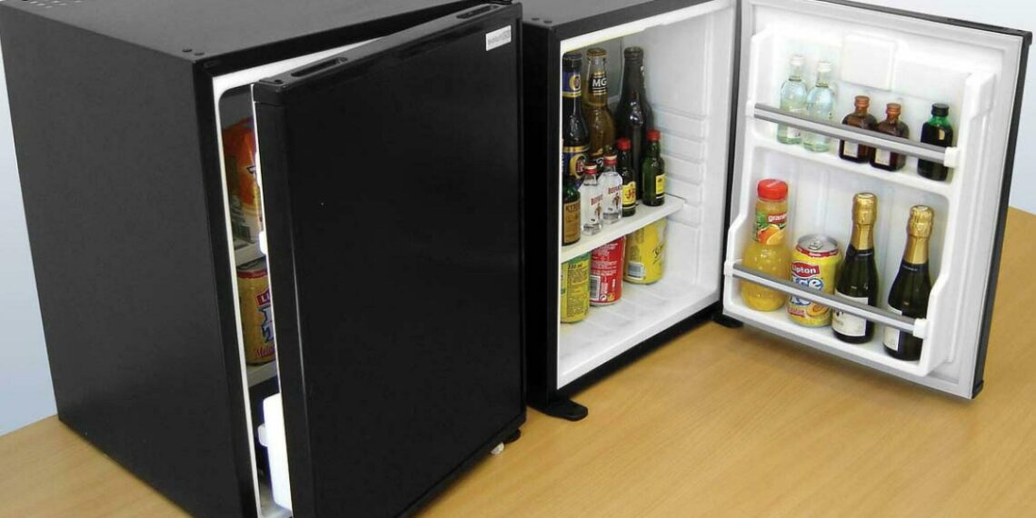 Mẹo tiết kiệm của Carmen Roberts tại Singapore gây tranh cãi minibar 1 1754989280 175498932 8747 7107 1754989408.jpg
