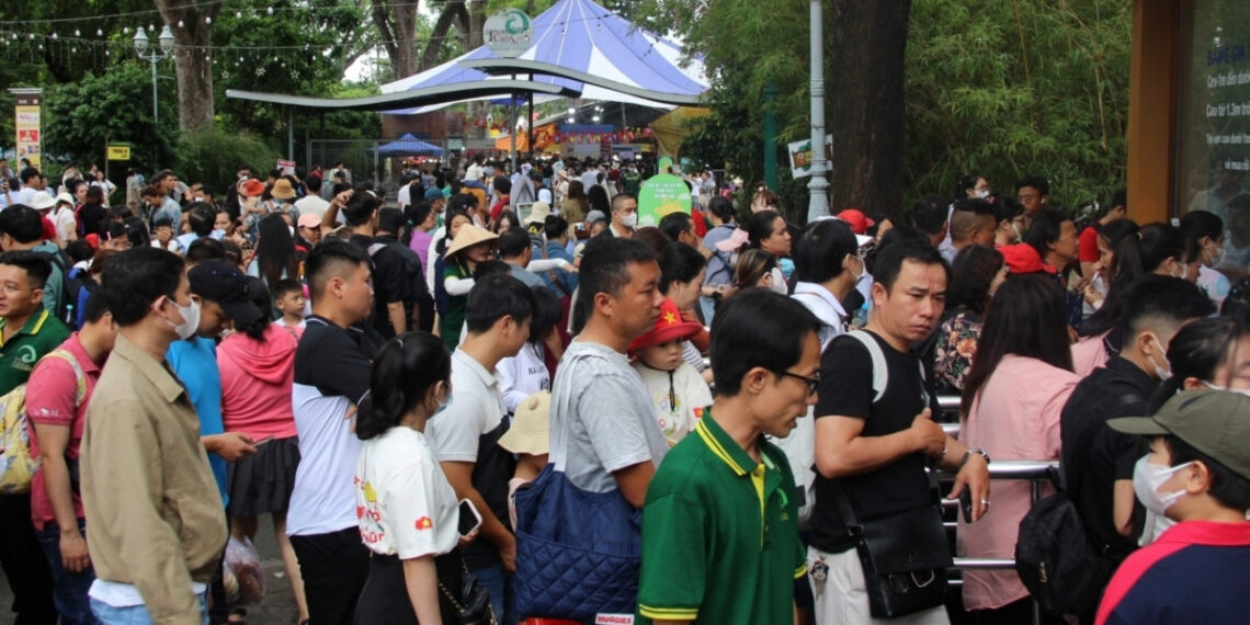 Người dân TPHCM ‘cắm chốt’ khu vui chơi chờ xem bắn pháo hoa mừng tết Độc lập nguoi dan tphcm cam chot khu vui choi cho xem ban phao hoa mung tet doc lap 2192.jpg