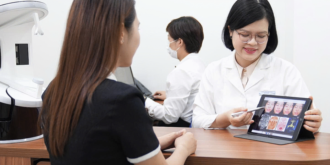 Có nên ngâm mặt vào nước đá để giảm mụn? pic 1 4 1755354159 1755354184 1154 7020 1755380179.png