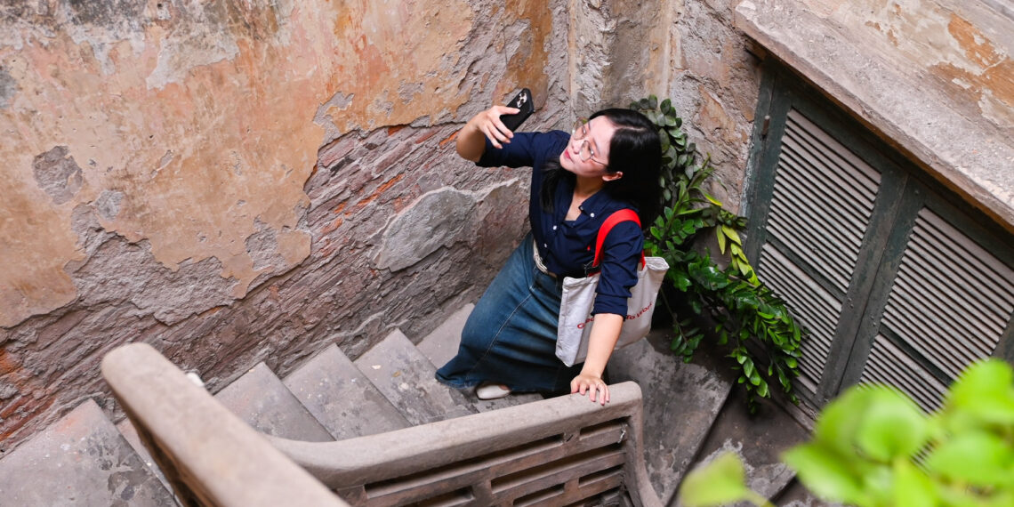 quan ha noi nam trong ngo toi nhu me cung co ban cong khien khach me tit 63.jpg