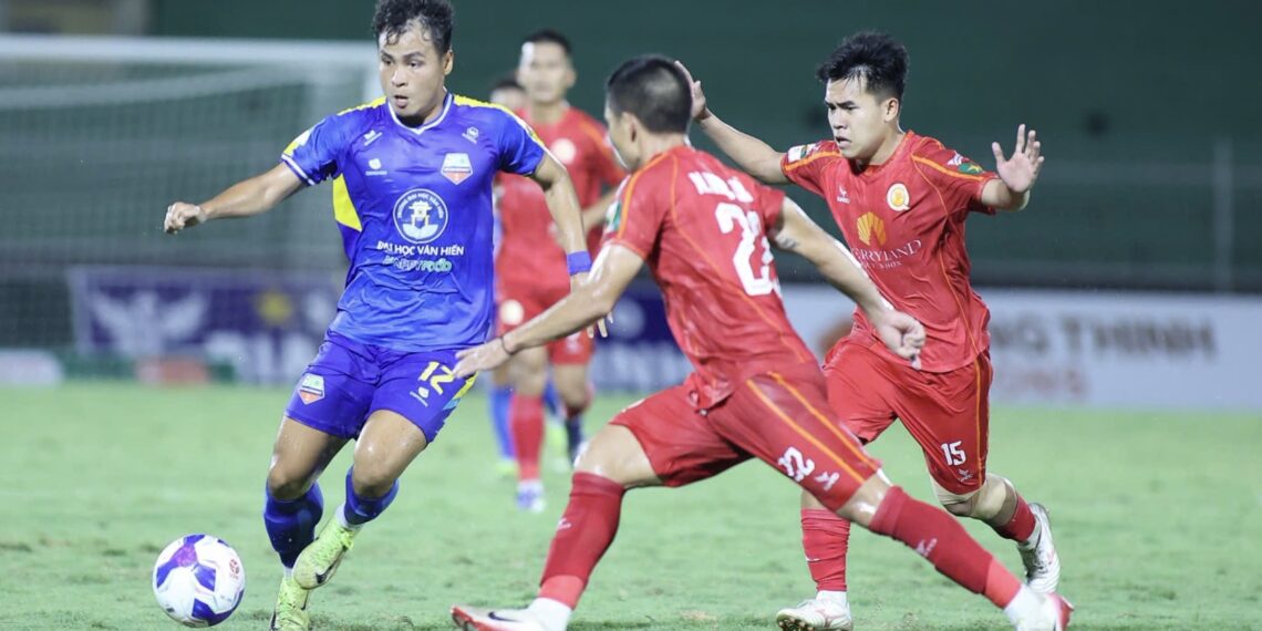 quy nhon united vs dai hoc van hien 2009094818.jpg