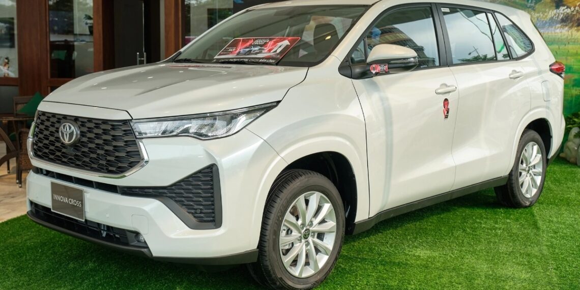 so sanh toyota innova cross ice va hyundai custin tieu chuan anh1 crop 1697431272361.jpeg