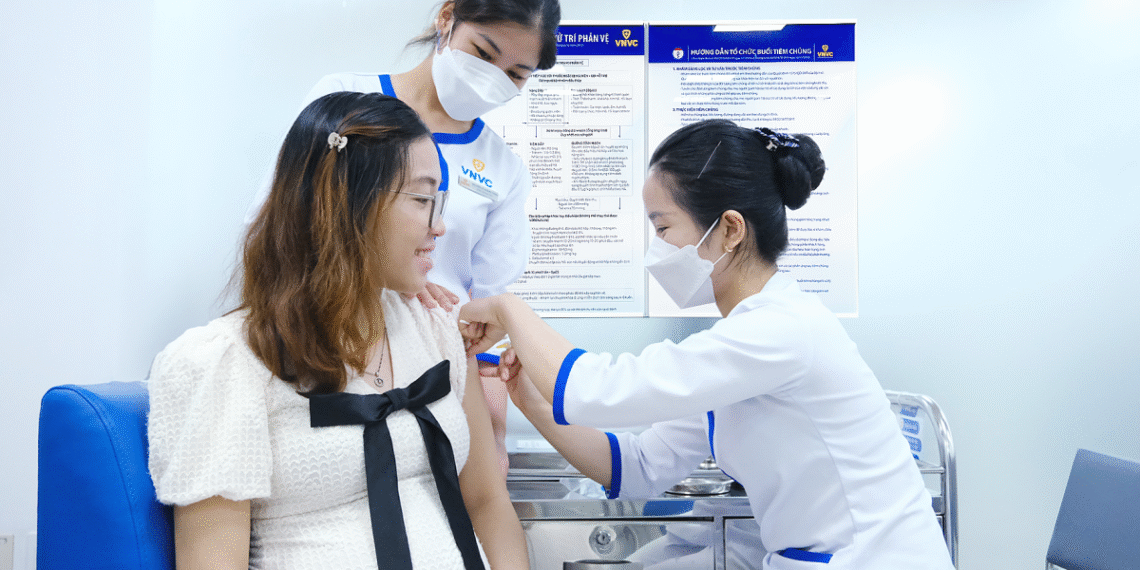 Việt Nam lần đầu có vaccine phòng virus hợp bào hô hấp thai phu tiem vac xin rsv vnvc 4545 9191 1758970707.png