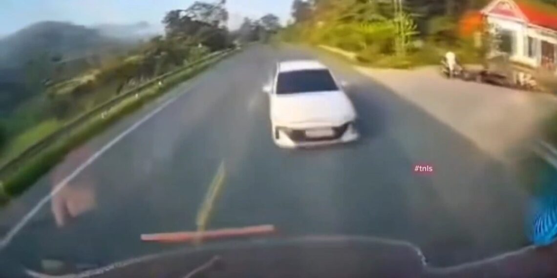 tinh huong giao thong cropped 1755400691487.jpg