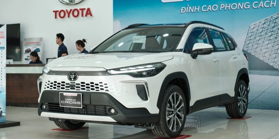 toyota corolla cross va camry am tham tang gia ban tai viet nam anh1 cropped 1756190873445.jpg