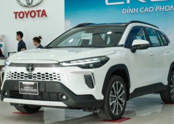 toyota corolla cross va camry am tham tang gia ban tai viet nam anh1 cropped 1756190873445.jpg