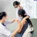 Sinh viên tiết kiệm tiền tiêm vaccine HPV tre duoc phu huynh dua di tiem 3168 4431 1757918681.png