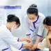 Trẻ chưa đến tuổi tiêm ho gà, mẹ nên phòng thế nào? tre tiem vac xin 6 trong 1 pho 6330 5295 1758763363.png