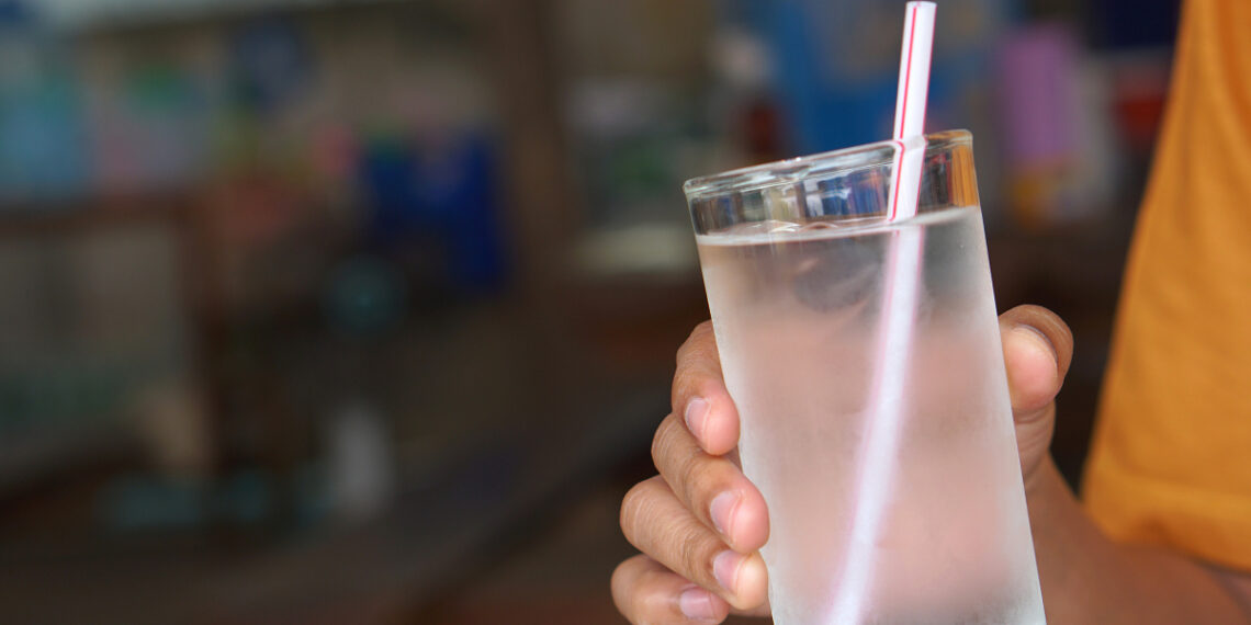 Dùng chung ống hút có lây sùi mào gà không? vecteezy cold water glass on t 1384 7374 1758269254.jpg