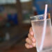 Dùng chung ống hút có lây sùi mào gà không? vecteezy cold water glass on t 1384 7374 1758269254.jpg