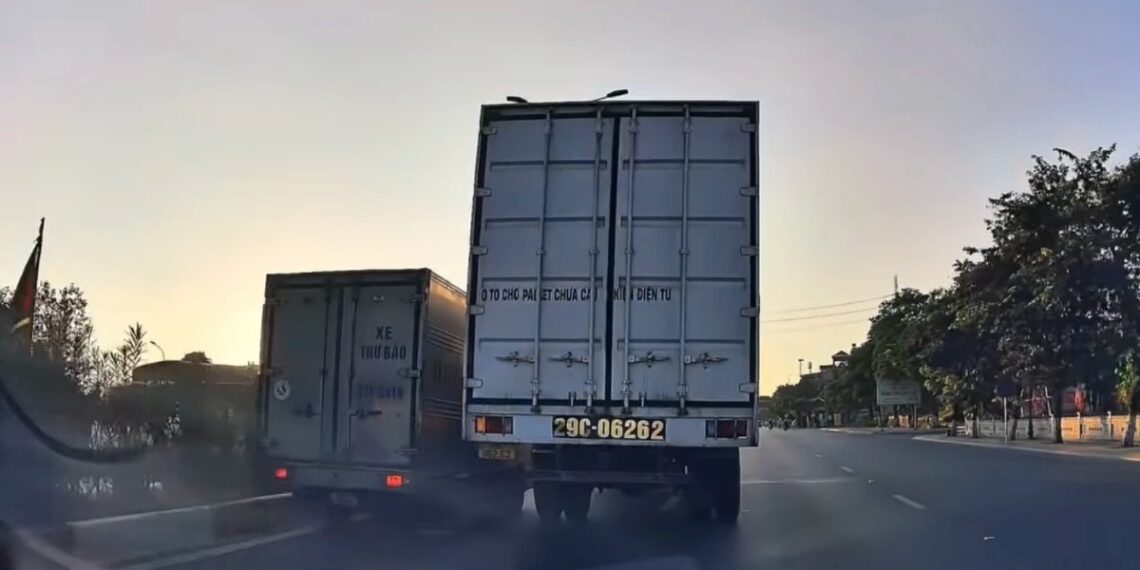 xe tai chen ep nhau cropped 1757002731367.jpg