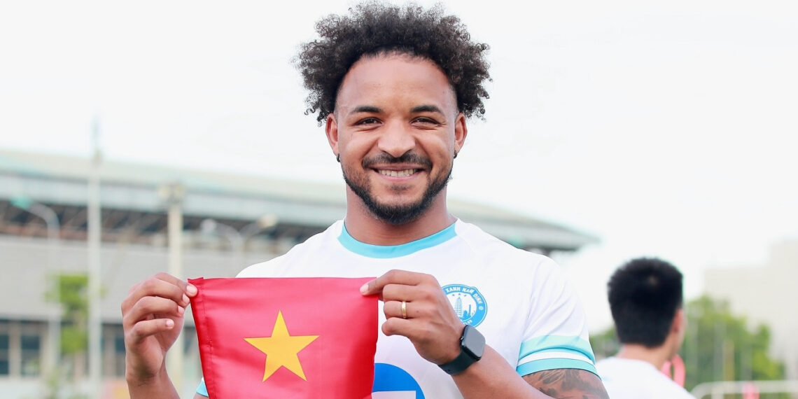 xuan son tro lai viet nam bao tin cuc vui voi hlv kim sang sik 715.jpg