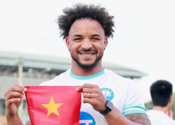 xuan son tro lai viet nam bao tin cuc vui voi hlv kim sang sik 715.jpg