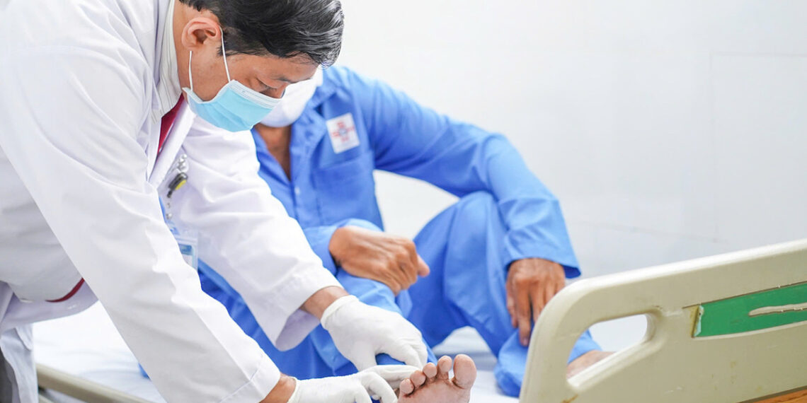 Va phải cửa ôtô mở, kẹt mảnh nhựa trong chân hai tháng z7021423128607 a43d86823b0dc16 4953 9000 1758268390.jpg