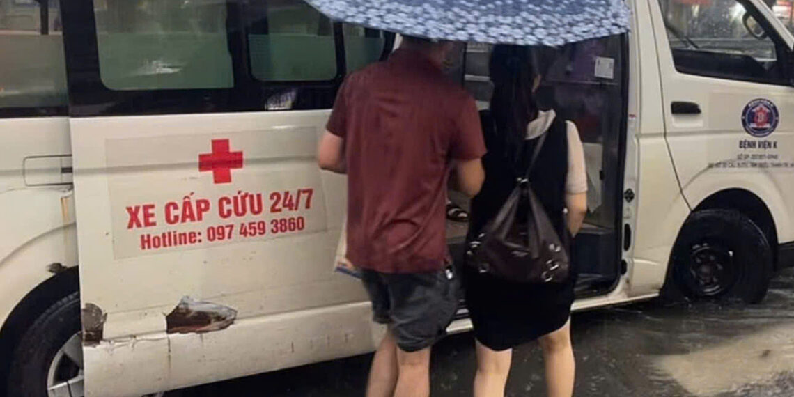 Hà Nội ngập sâu, bệnh viện dùng ôtô trung chuyển bệnh nhân 1 1759812092 1759812143 175981 9169 2646 1759812295.jpg