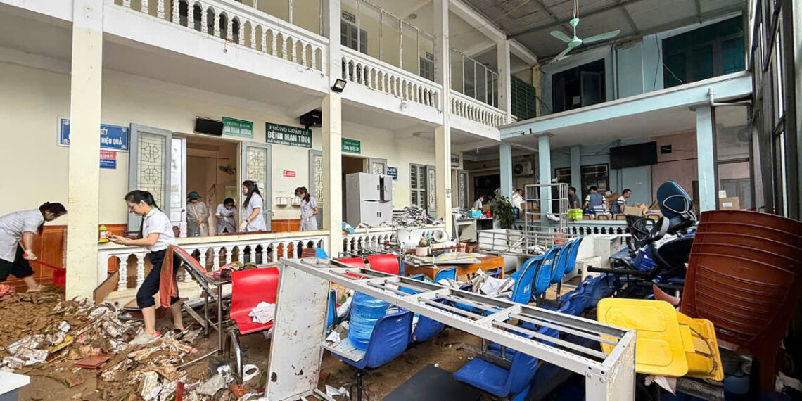 Nước lũ cuốn trôi kho thuốc bệnh viện, hỏng nhiều máy móc 408676547888847624 1759729629 2845 1856 1759730010.jpg
